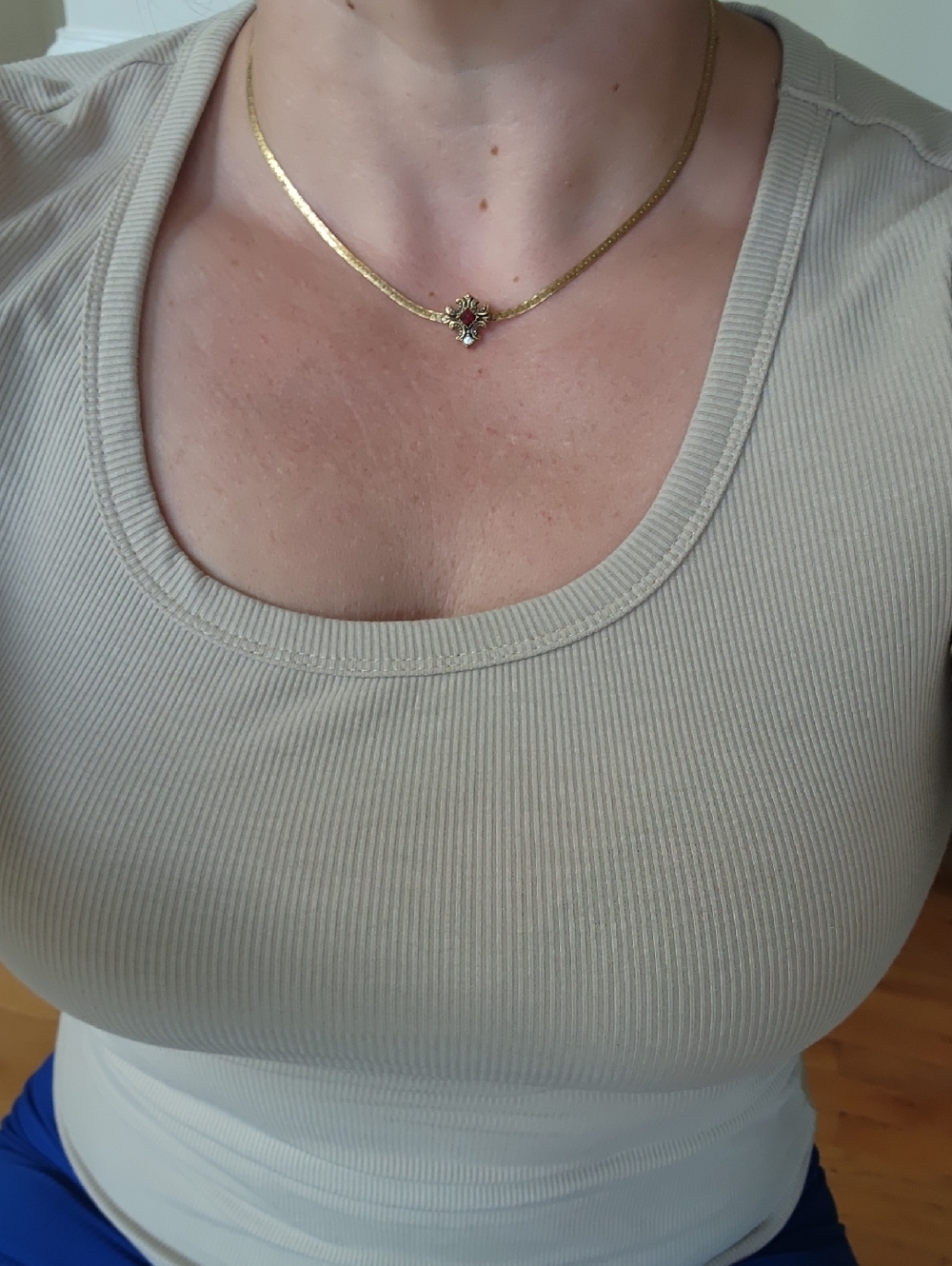 VTG Avon Gold Tone Women's Necklace with Red Gem Accent - Picture 9 of 9